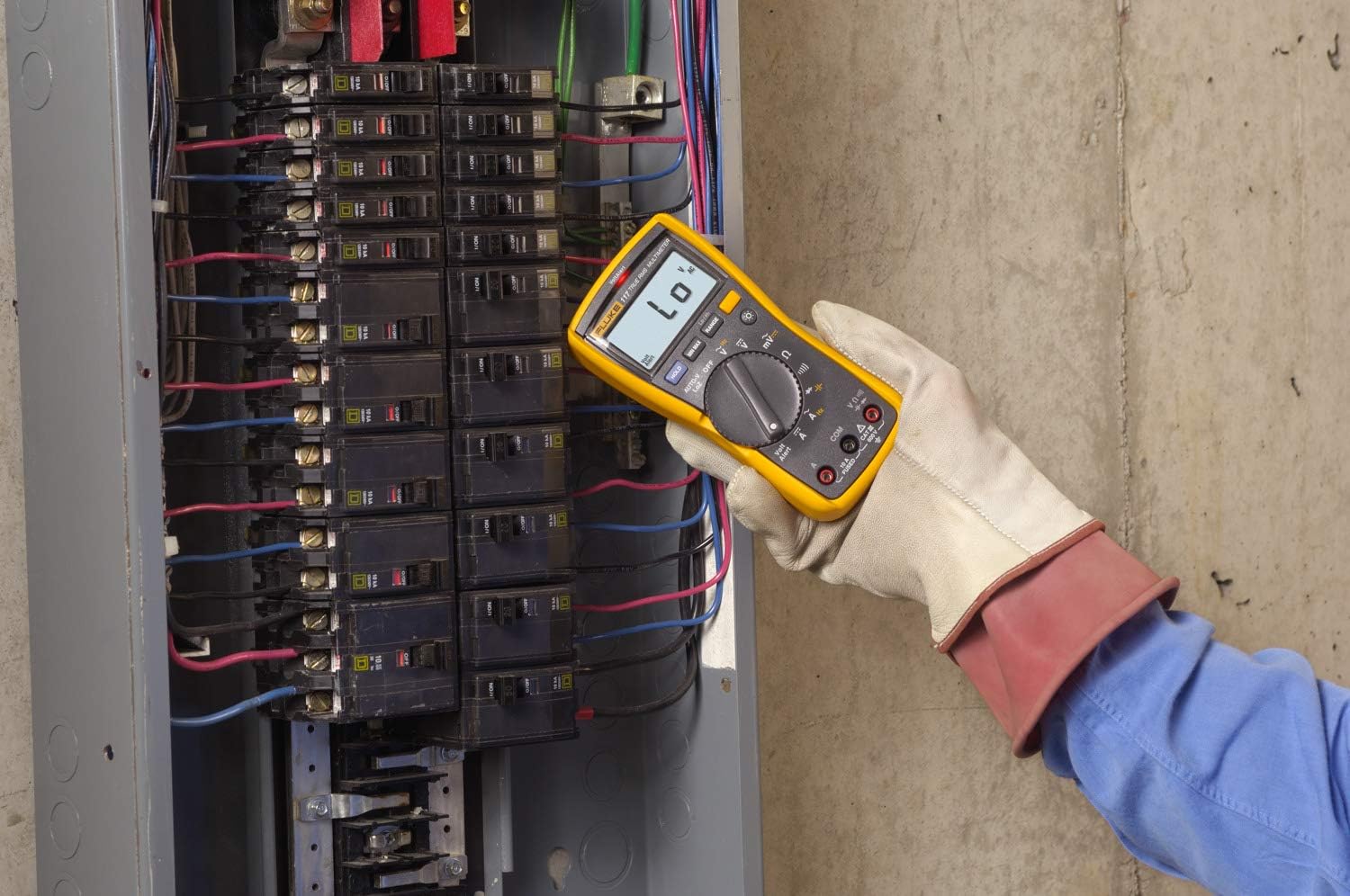 Fluke 117 Digital Multimeter, Non-Contact AC Voltage Detection, Measures Resistance/Continuity/Frequency/Capacitance/Min Max Average, Automatic AC/DC Selection, Low Impedance Mode